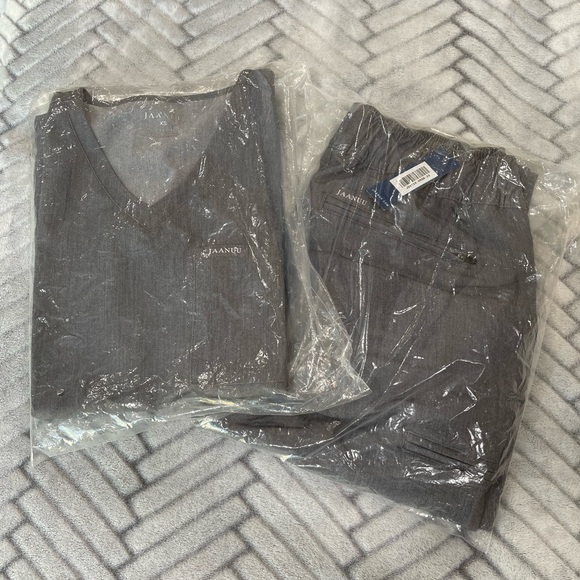 (NWT) Jaanuu Heather Gray scrub set (XS) - Picture 1 of 10